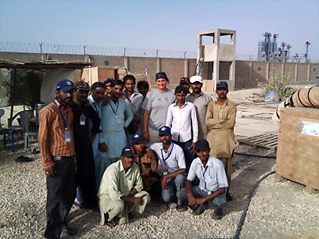 Lina tillsammans med inhemska arbetare vid campen i Pakistan.