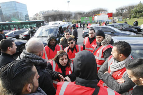 Den senaste demonstrationen i Paris stod Uber och andra förare som inte har taxilicens för. Här möter ilskna förare en representant för facket FO, och hävdar att regeringen favoriserar vanlig taxi.