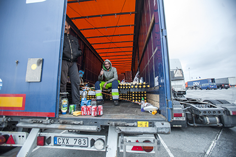 Trailerflak. Östeuropeiska chaufförer lever månader i sträck i lastbilar på svenska rastplatser.