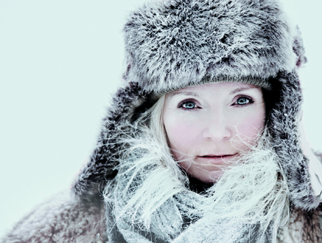 Utrustad för Arktis. Bea Uusma hatar att frysa, men kan inte sluta åka till platsen där Andrée-expeditionen tog slut. Tre män dog på en öde ö 140 mil norr om polcirkeln. Hon måste ta reda på varför.