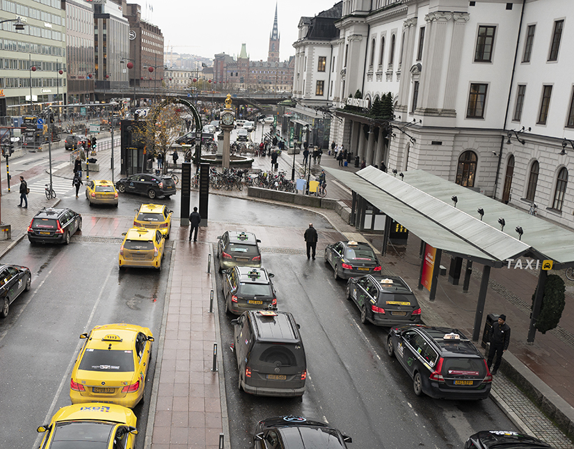 Taxikö utanför Centralstationen i Stockholm.