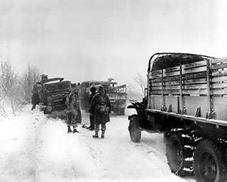 Tyskarna ville byta till sig amerikanska och brittiska lastbilar som kunde klara vintrarna på fronten i Ryssland. Foto: Sgt Bill Augustine | U. S. Army