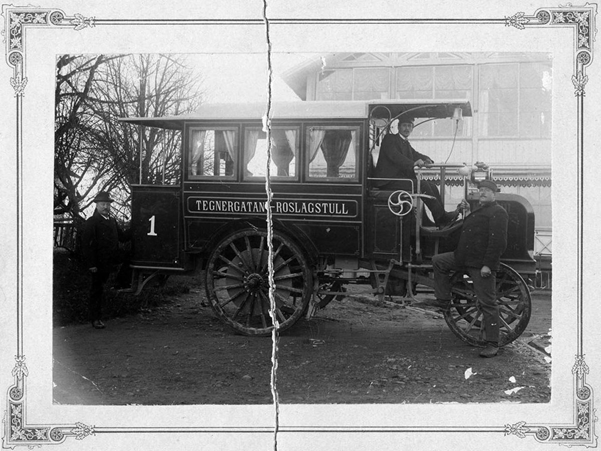 Den första svenska bussen körde i Stockholm i juli 1899. Den testades senare under året på linjen Tegnérgatan-Roslagstull.