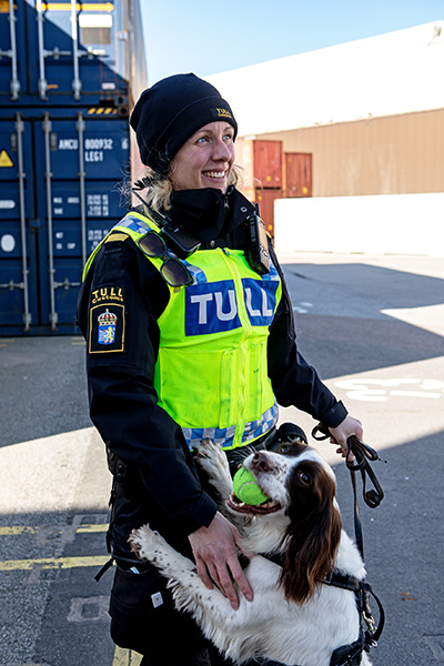 Jonna Nilsson med hunden Sadie, som varit i tjänst i snart sex år hos tullen. Foto: Lilly Hallberg