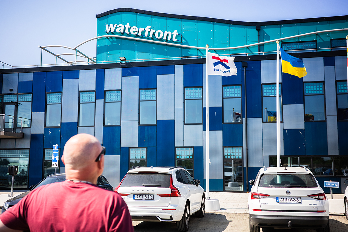 Transportsektionens ordförande Jörgen Wärja visar oss runt på hamnområdet. Här vid hamnbolagets nya byggnad. Foto: John Antonsson