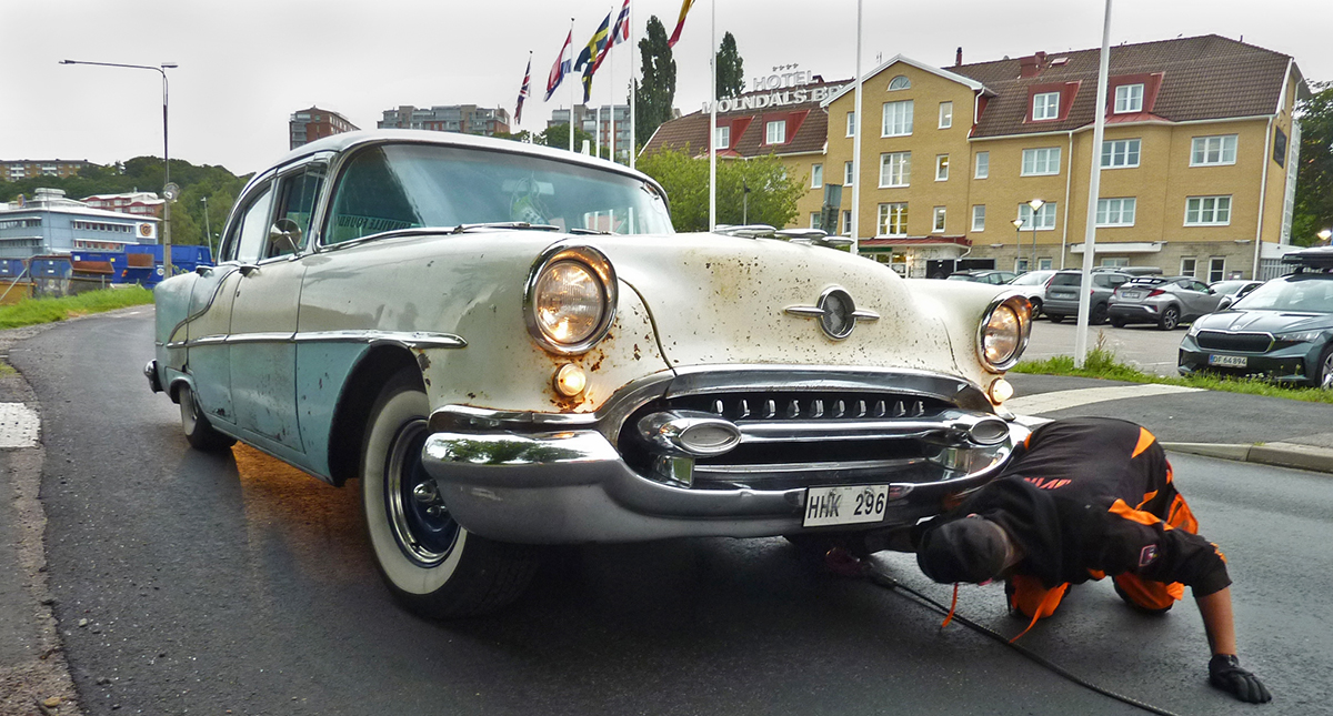 Max Torell hjälper Eddie Johansson och Amanda Danz med deras Oldsmobile från 1955. Foto: Peter Olofsson