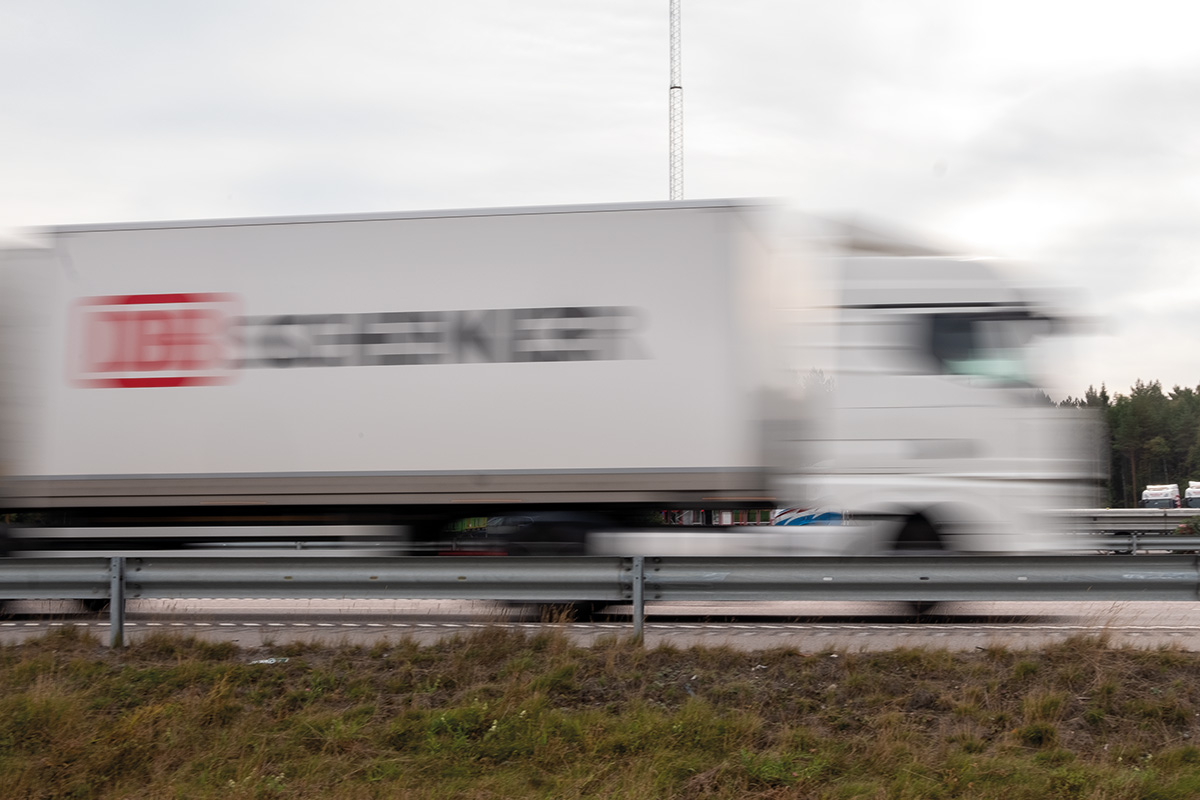 Schenker-lastbil fotad i farten på vägen.