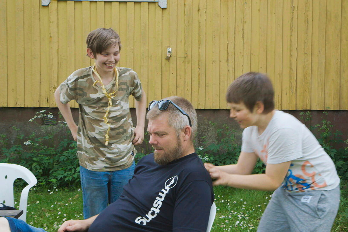 I Född 2010 har tittarna fått följa Liam, pappa John och lillebror Jack i deras vardag. Foto: Åse Fougner/SVT