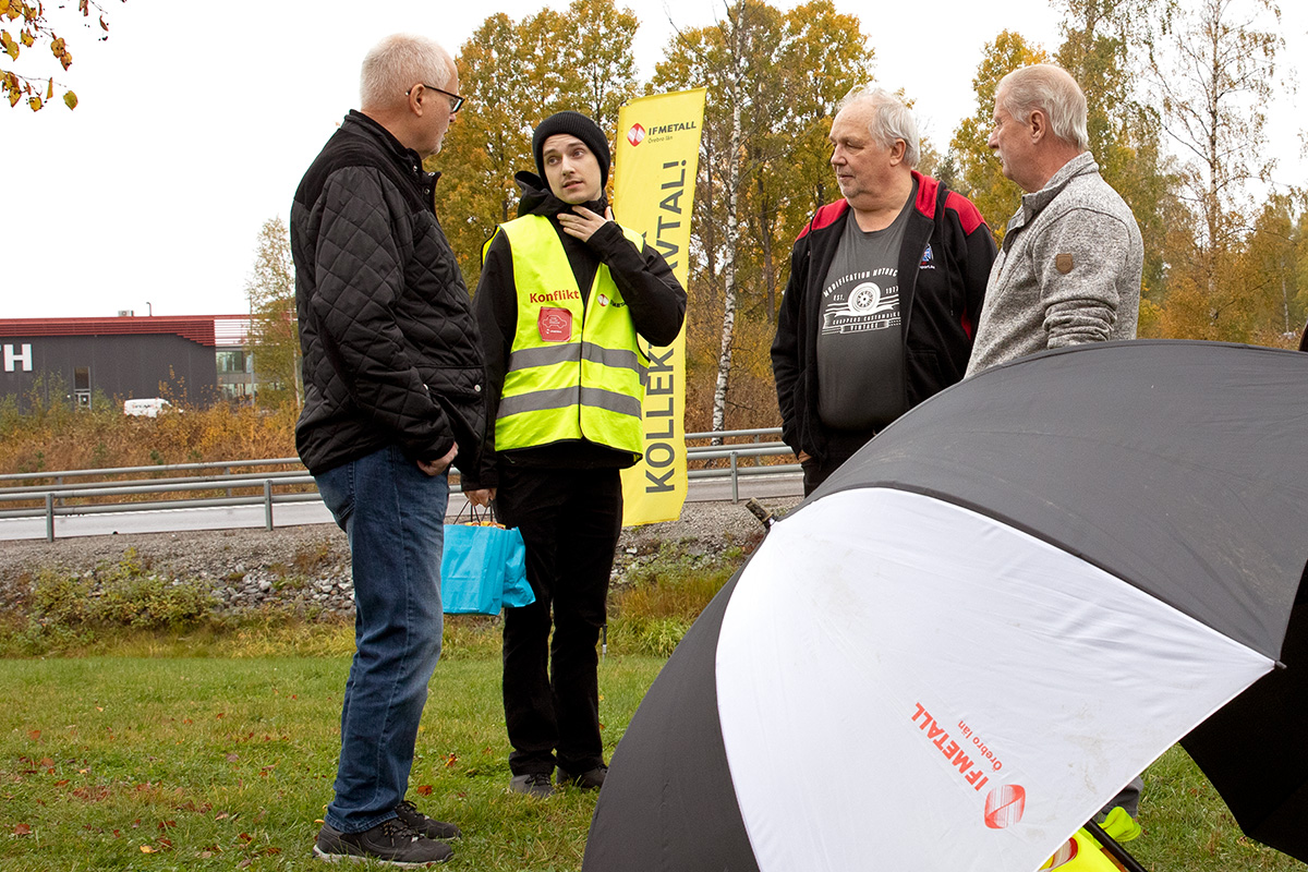 Utanför Teslaverkstan träffade pensionärsgänget den strejkande montören Ejwind Wahlberg. Foto: Justina Öster