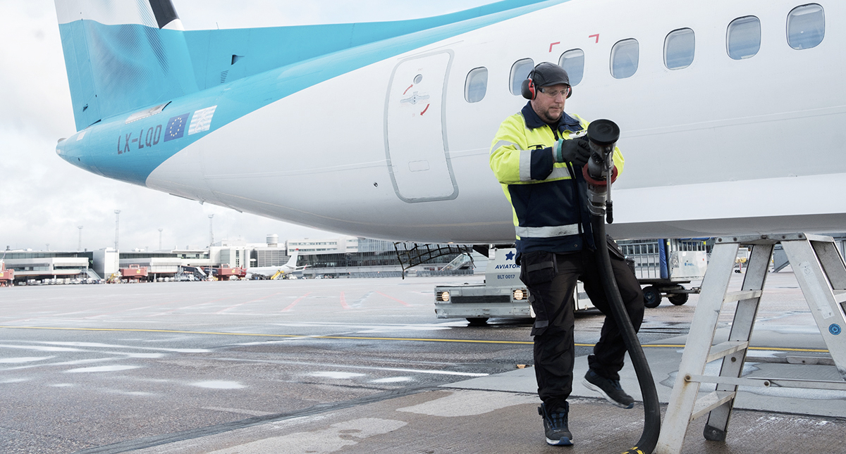 Magnus Albertsson tankar ett flygplan från Luxair.