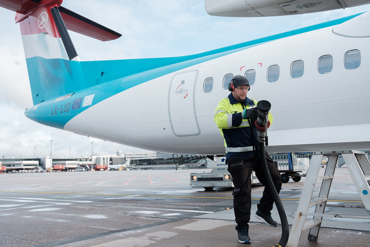 Magnus Albertsson tankar ett flygplan från Luxair.