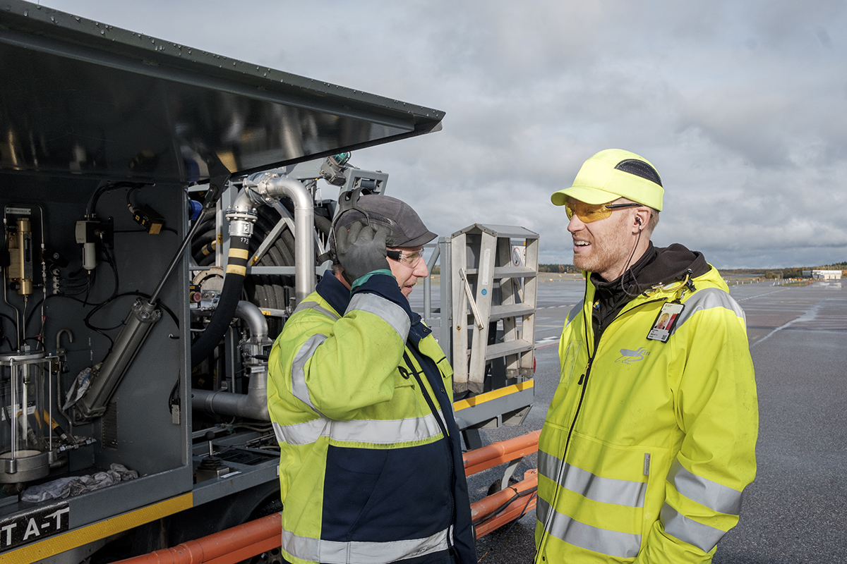 Magnus Albertsson och Erik Hjertberg växlar några ord vid tankningsbilen. Foto: John Antonsson