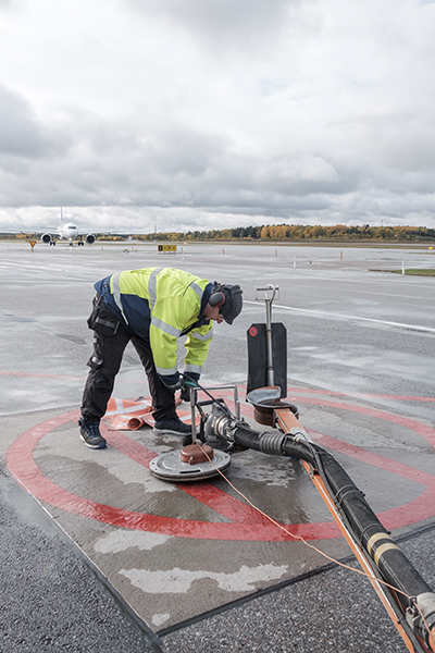 Magnus Albertsson ska koppla i slangen till bränslesystemet. Foto: John Antonsson