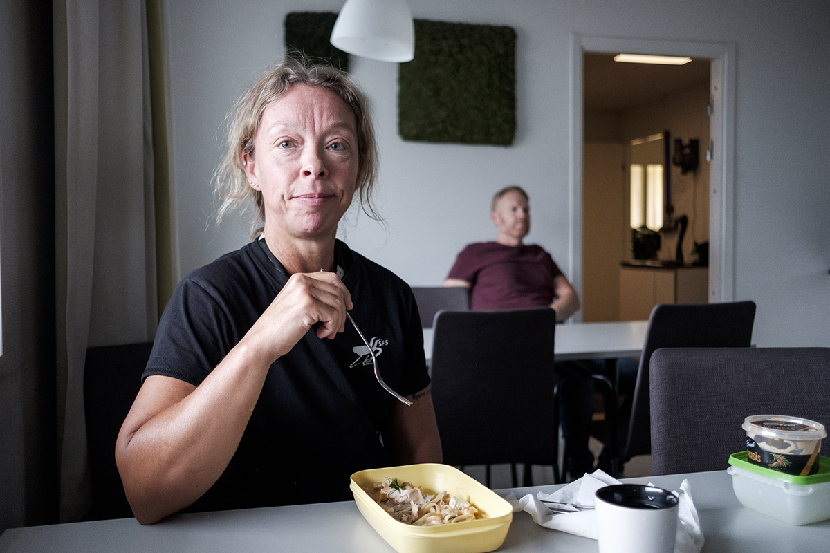 Lena Friberg har lunchpaus, hon trivs på jobbet och planerar att jobba kvar fram till pension. Foto: John Antonsson