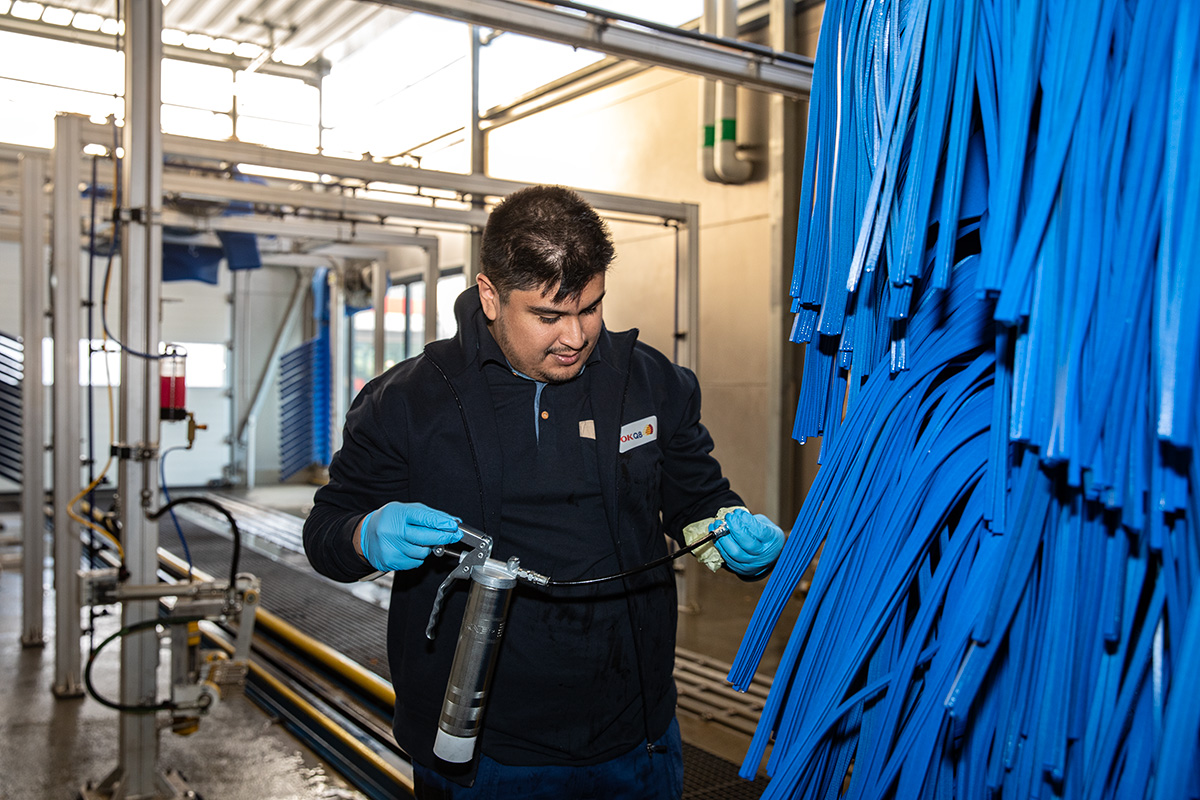 Emilio Orrego jobbar i tvätthallen, sköter driften, smörjer och byter delar när det behövs. Foto: Justina Öster