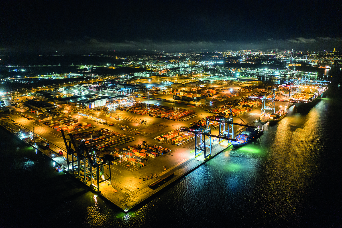 Fartyg vid containerhamnen i Göteborg ska få tillgång till landström för att minska utsläppen. Foto: Göteborgs Hamn