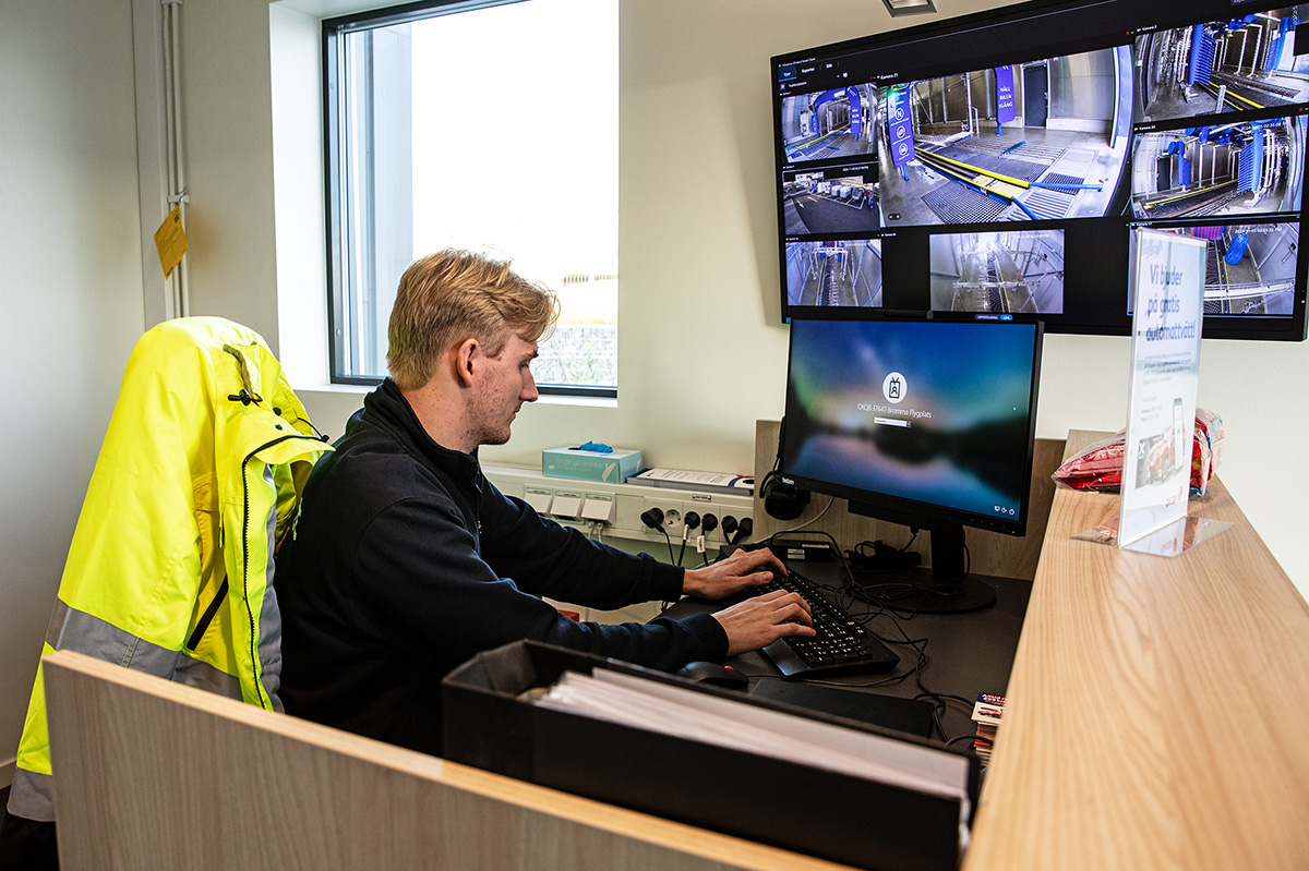 Linus Lundkvist är tvättekniker och sköter driften av tvätthallen, ser bilarna rulla in på datorskärmen via övervakningskamera. Foto: Justina Öster