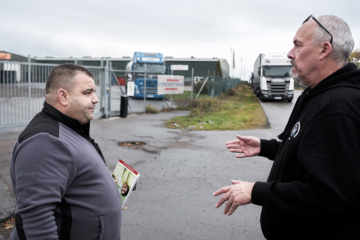 En chaufför från Nordmakedonien pratar löner och arbetsvillkor med Transports Tommy Jonsson. Foto: John Antonsson