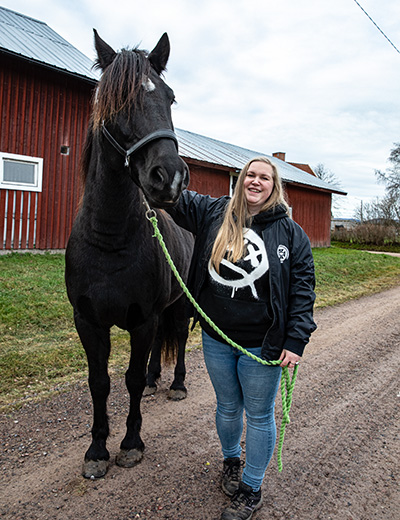 ”Frost är lika snäll som han är stor, störst i stallet. Han gör allt jag ber honom om”, säger Pea.