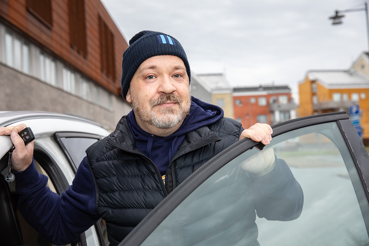 Efter olyckan fick Alexander Eriksson köpa ny säng, flytta in på bottenvåningen i huset och använda rullstol. Sen blev det kryckor och nu kör han bil igen.