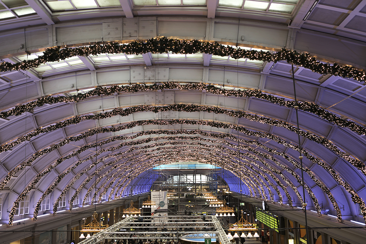 Jul på väg. Stockholms centralstation inför första advent. Foto: Lilly Hallberg