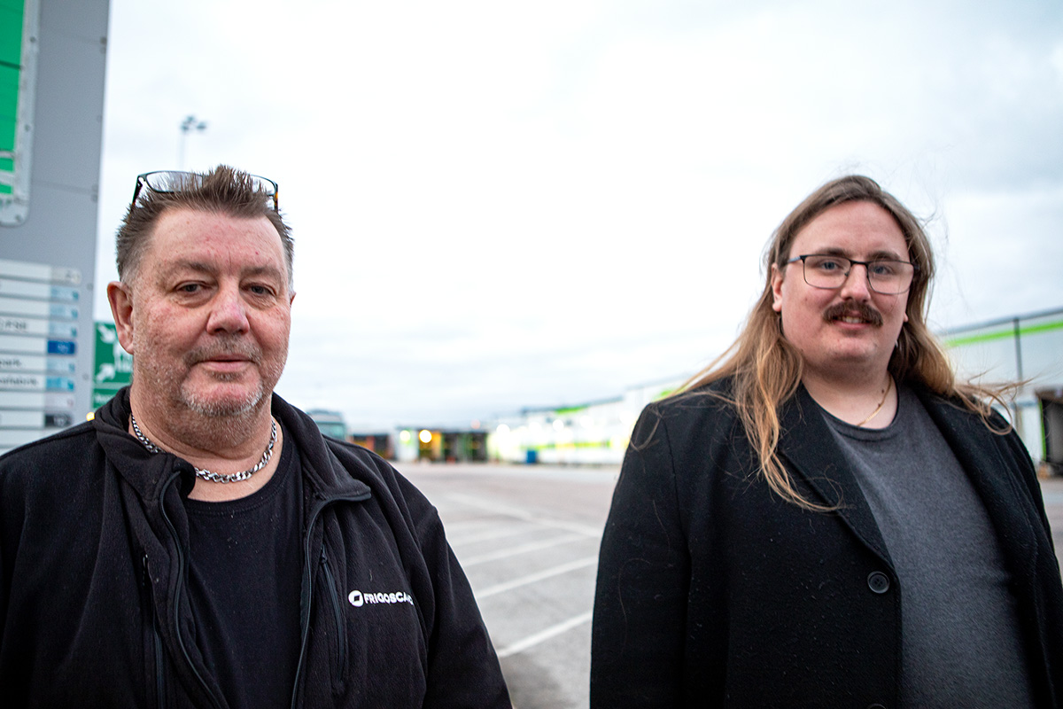 Klubbordförande Stellan Malmroos och Alexander Malmqvist, avdelningsordförande, utanför Frigoscandias terminal i Helsingborg. Foto: Lilly Hallberg