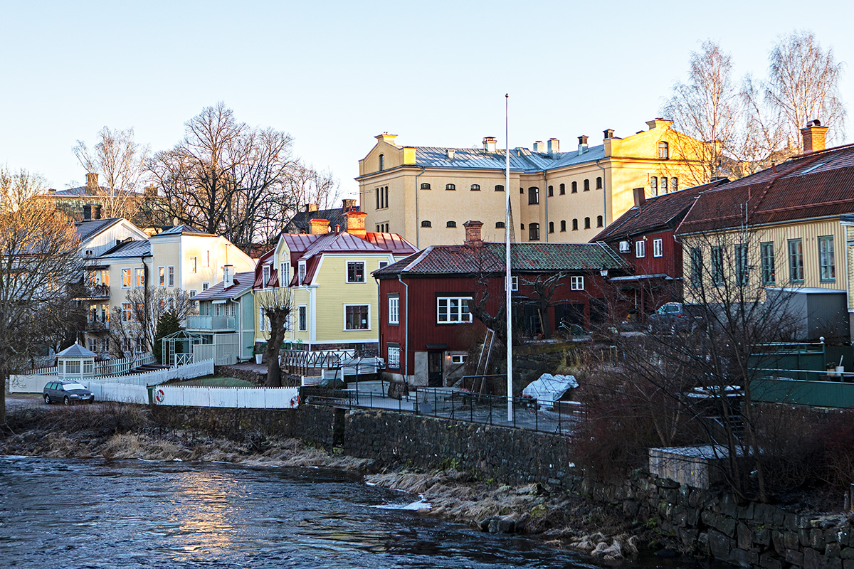 Fängelsebyggnad och flera andra hus sedda från Gavleån