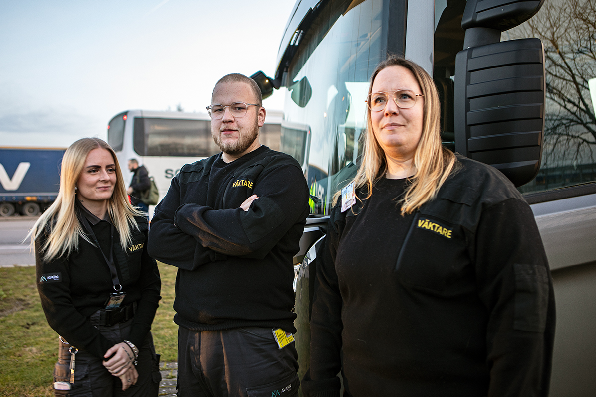 Linnea Hammarqvist, Patrik Nilsson och Ida Hallberg utanför Scania där Avarn Security tog över bevakningsuppdraget sommaren 2024. Och där Ida klev in som Transportombud. Foto: Lilly Hallberg