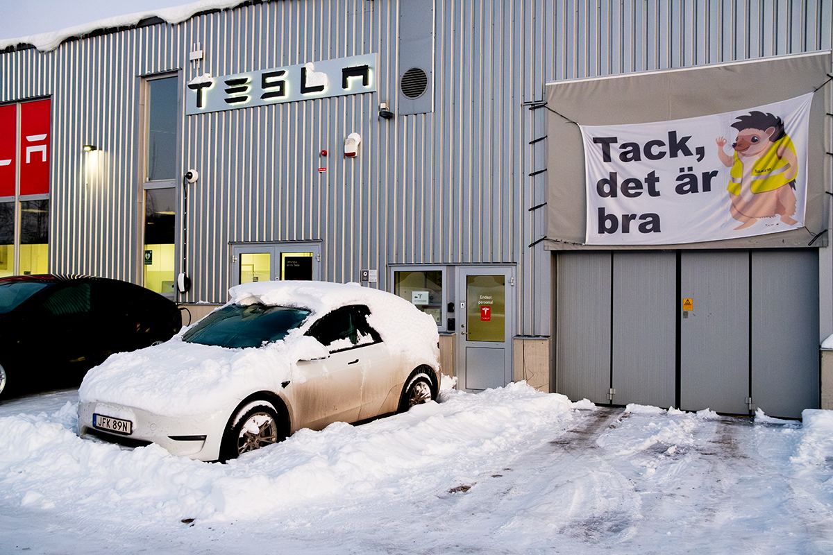 Utanför Teslas verkstad i Umeå hänger banderollen med budskapet: ”Tack, det är bra”. Foto: John Antonsson