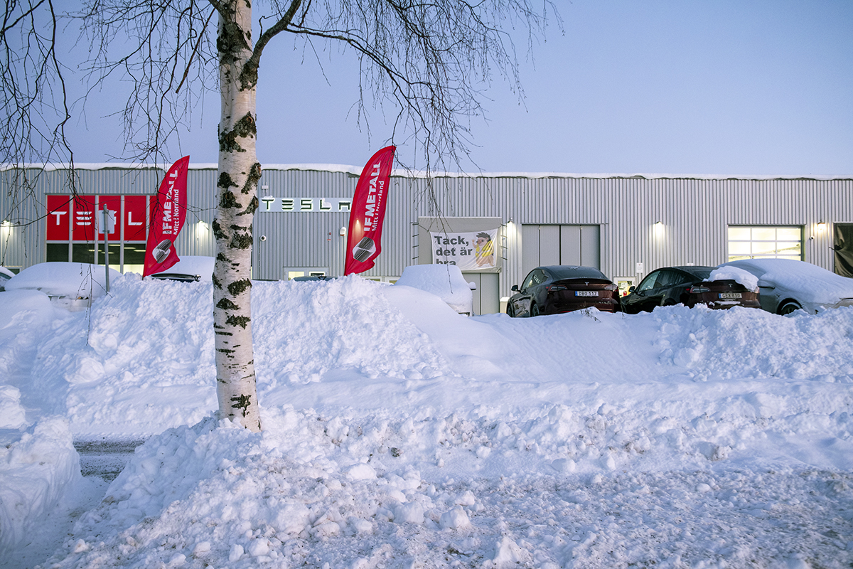 IF Metalls flaggor vajar i snöhögarna utanför Tesla i Umeå. Foto: John Antonsson