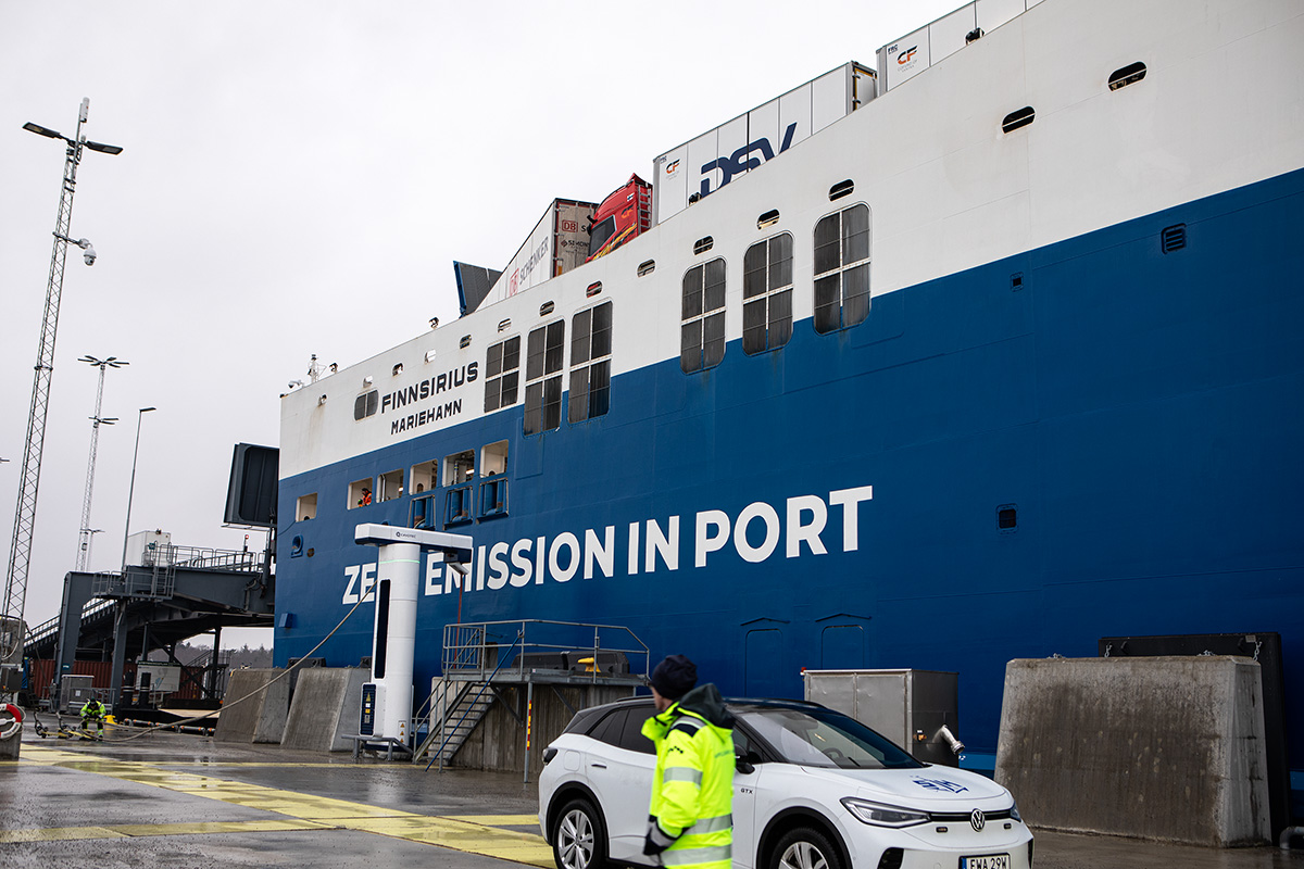 Rederiet Finnlines fartyg Finnsirius har anlöpt på morgonen. Den nya förtöjningstekniken är speciellt framtagen för rederiets nya flaggskepp. Foto: Lilly Hallberg