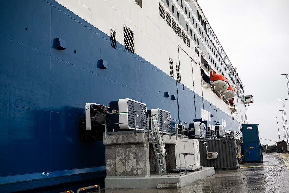 Frånskjut. På 15 sekunder är fartyget lösgjort från kajen och på väg mot Nådendal, Finland. Automatiserad förtöjning introducerades i Kapellskär i september 2023. Foto: Lilly Hallberg