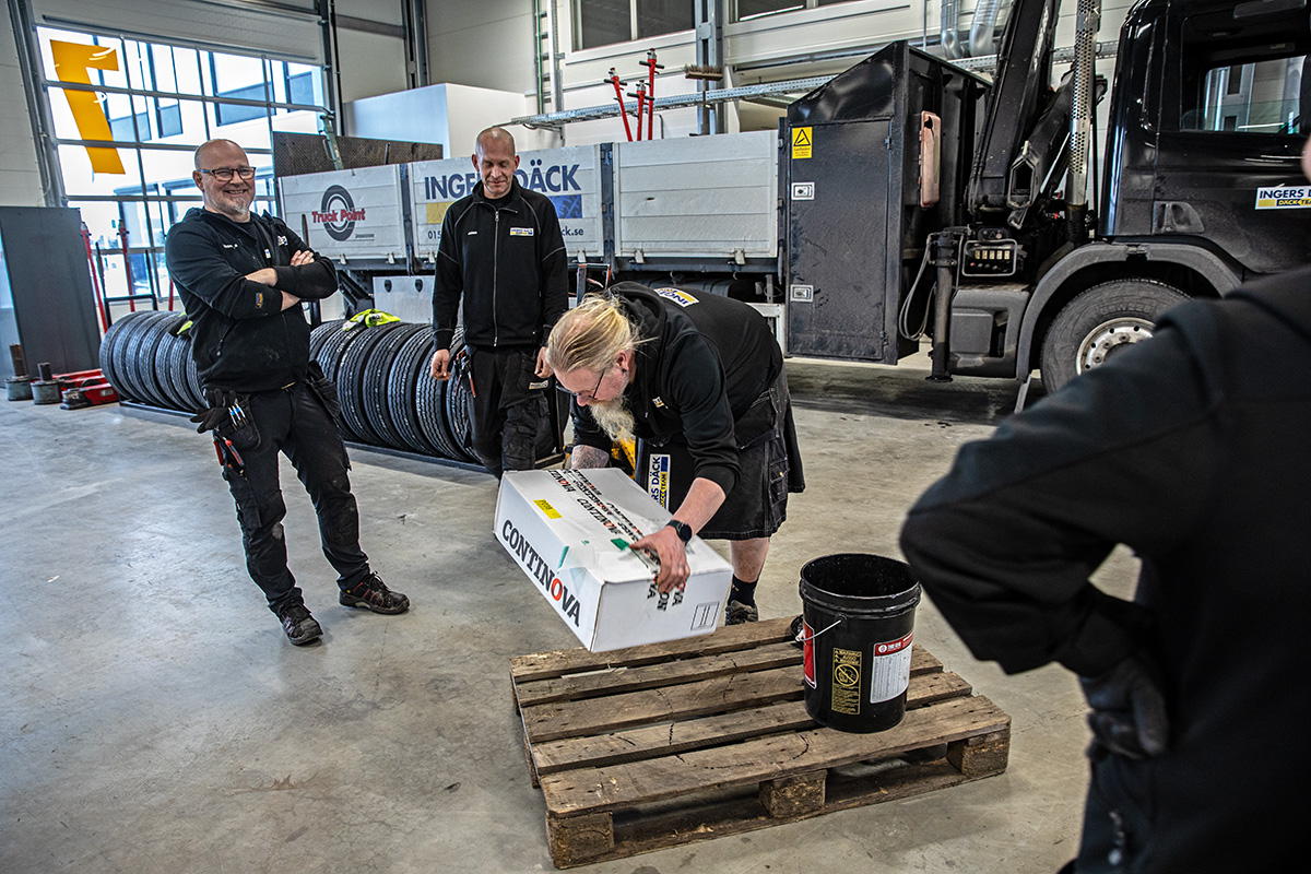 Thomas Eriksson, Johan Lexell och Jennie Franzén tar en paus i arbetet för att kolla in Oskar Wallners försändelse. Stämningen är god, jargong och skämt flyger mellan montörerna, som hjälps åt om det kör ihop sig på tungbils- eller personbilssidan. Foto: Justina Öster