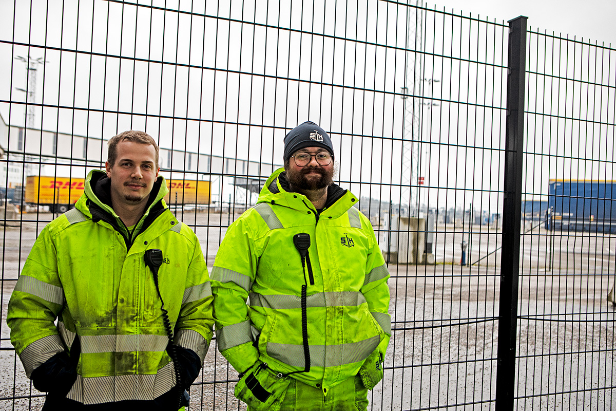 Stuveriarbetarna Gustav von Perner och Patrik Wohlin tycker att det fungerar bra med automatiserad förtöjning i hamnen. En stor fördel är att det gjort arbetet mindre tungt. Foto: Lilly Hallberg