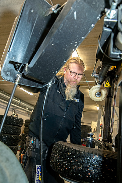 Oskar Wallner har jobbat på däckverkstad i 28 år. Foto: Justina Öster