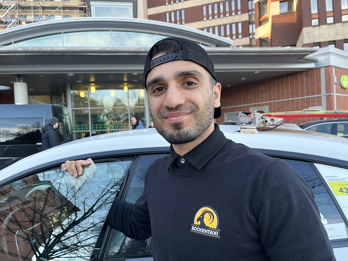 Sohail Samadi väntar på körning utanför Gävle sjukhus. Han kör för Bocken taxi, ett av 25 bolag som X-trafik upphandlat trafik av. Foto: Lilly Hallberg