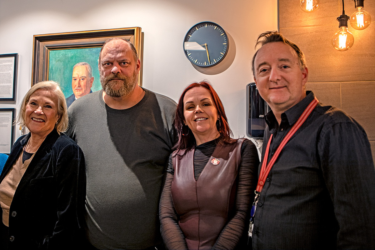 UNI globals generalsekreterare Christy Hoffman, Transports Jimmy Ovesson, Michala Lafferty, (chef fastighetstjänster på UNI global), och Transports Magnus Falk – med Transports grundare Charles Lindley på målning i bakgrunden.